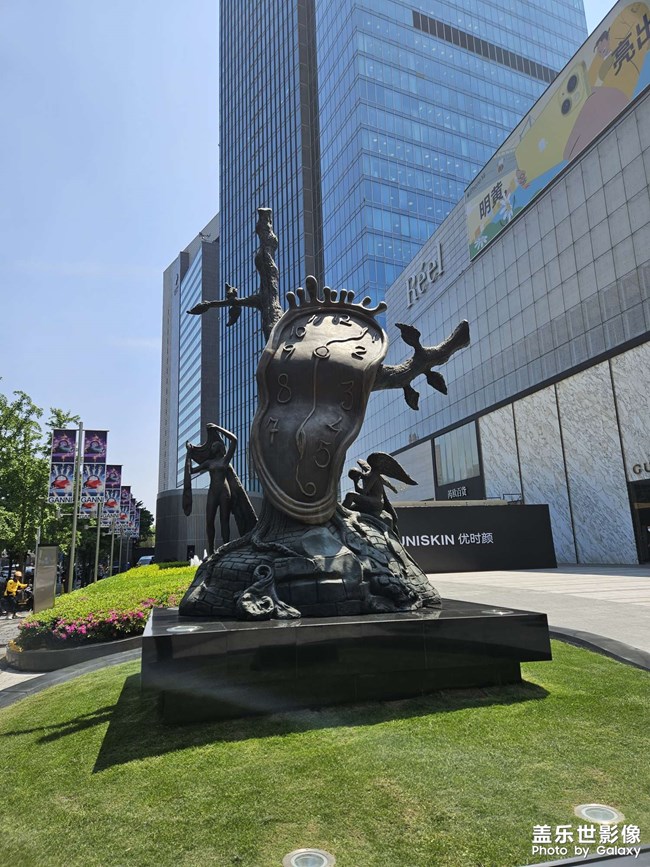 芮歐百貨前的時(shí)鐘藝術(shù)品