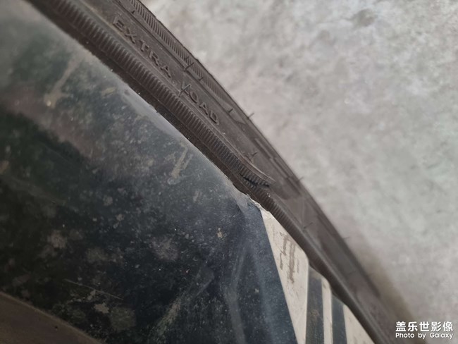 有沒有懂車的大佬，輪胎掉了一塊兒皮，要換嗎？