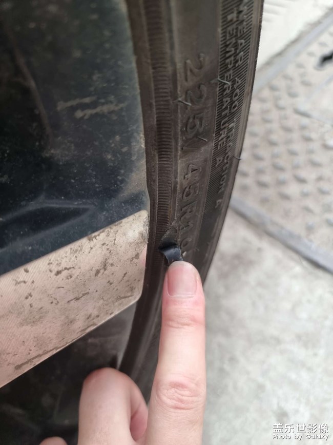 有沒有懂車的大佬，輪胎掉了一塊兒皮，要換嗎？