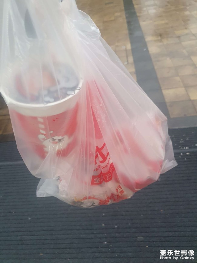 鄭州這幾天又下雨了，買個漢堡出來就下大了